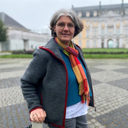 Zu sehen ist Simone Holderried vor dem Brühler Schloss Augustusburg.