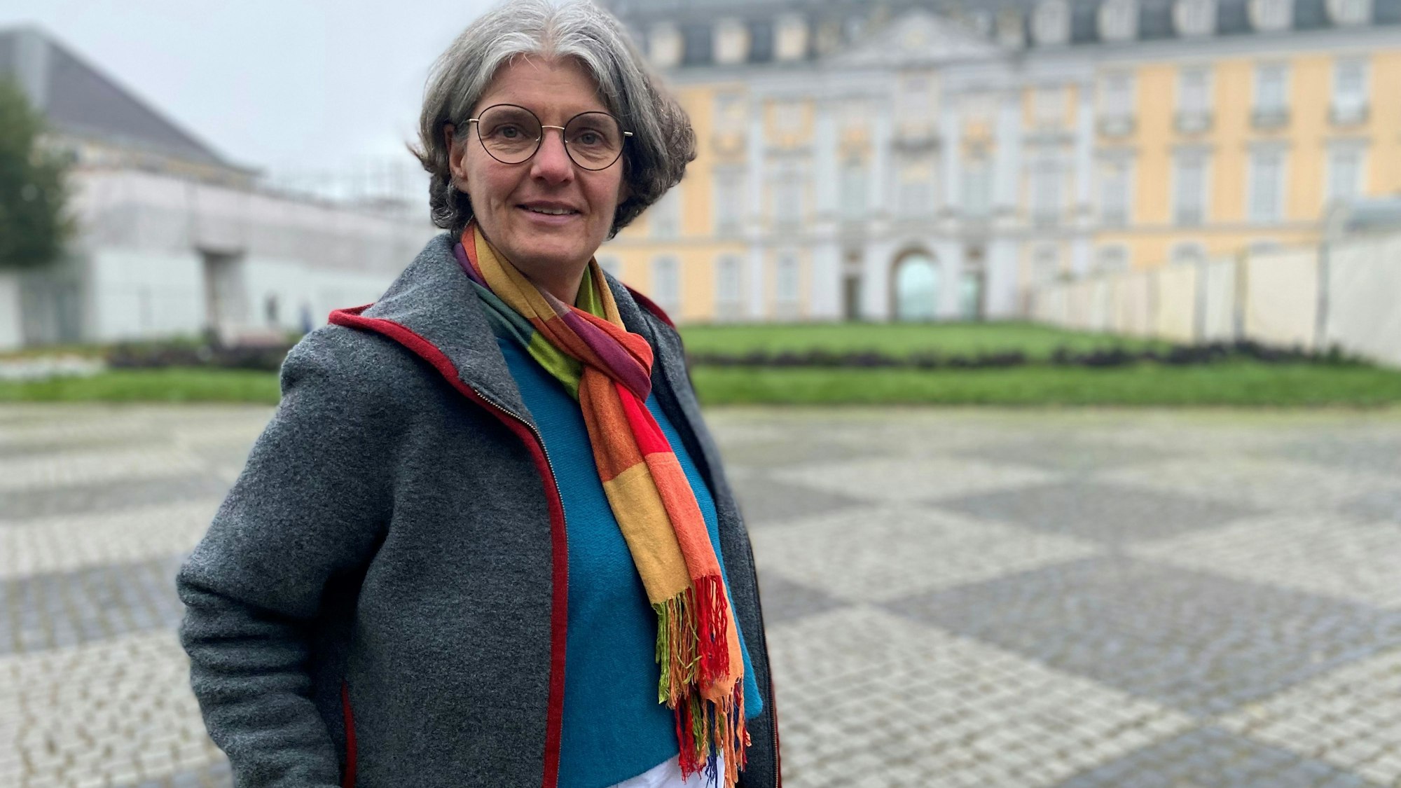 Zu sehen ist Simone Holderried vor dem Brühler Schloss Augustusburg.