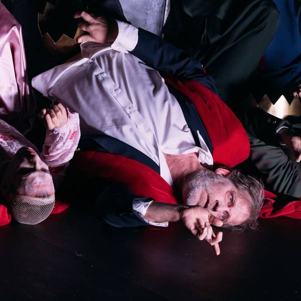 Der König stirbt
von Eugène Ionesco
Regie: Paula Pohlus
Regie: Paula Pohlus
Bühne: Aline Larroque
Kostüme: Clara Bohnen
Musik: Cornelius Borgolte
Licht: Manfred Breuer
Dramaturgie: Jan Stephan Schmieding
Foto: Markus J. Bachmann