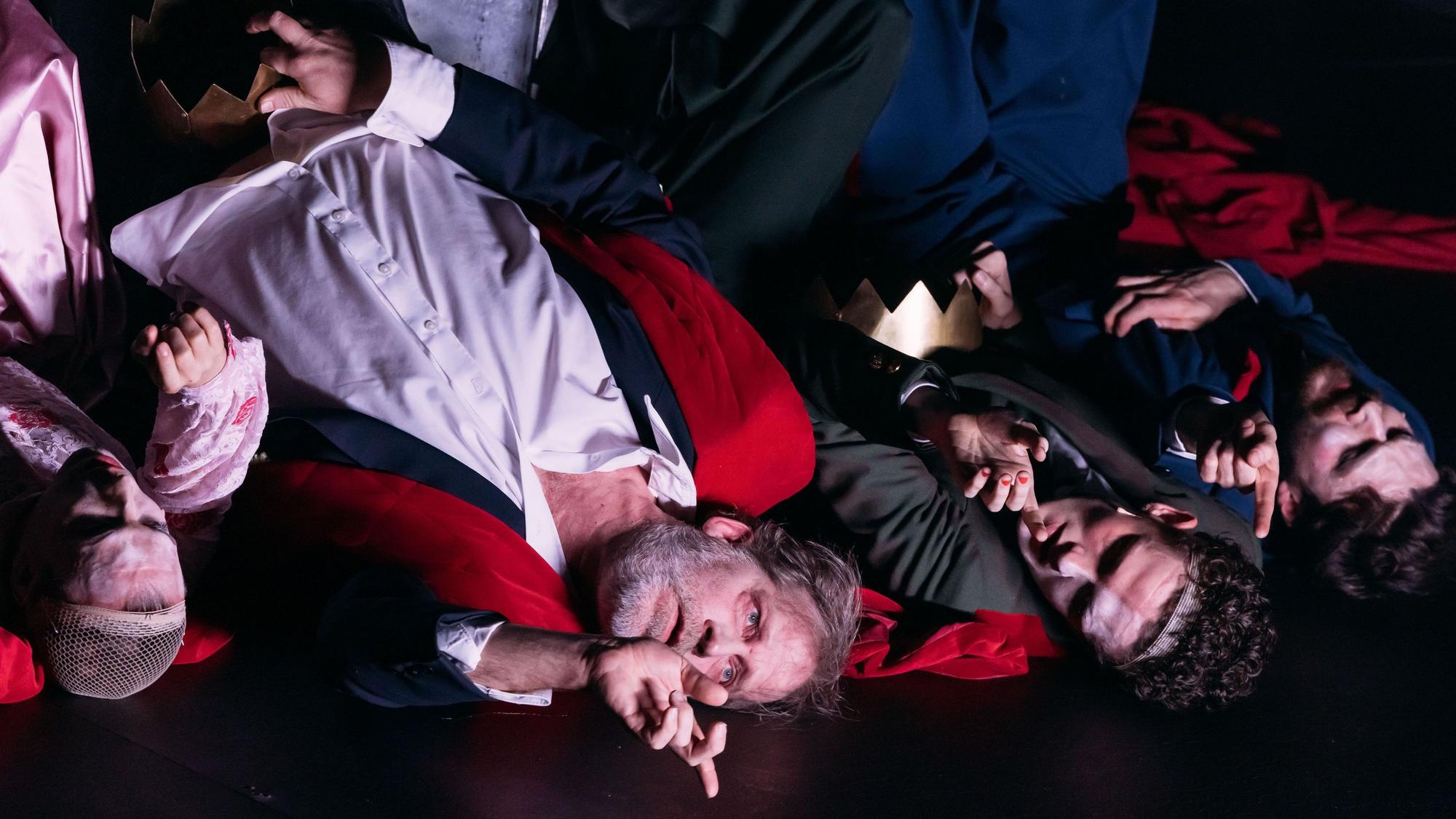 Der König stirbt
von Eugène Ionesco
Regie: Paula Pohlus
Regie: Paula Pohlus
Bühne: Aline Larroque
Kostüme: Clara Bohnen
Musik: Cornelius Borgolte
Licht: Manfred Breuer
Dramaturgie: Jan Stephan Schmieding
Foto: Markus J. Bachmann