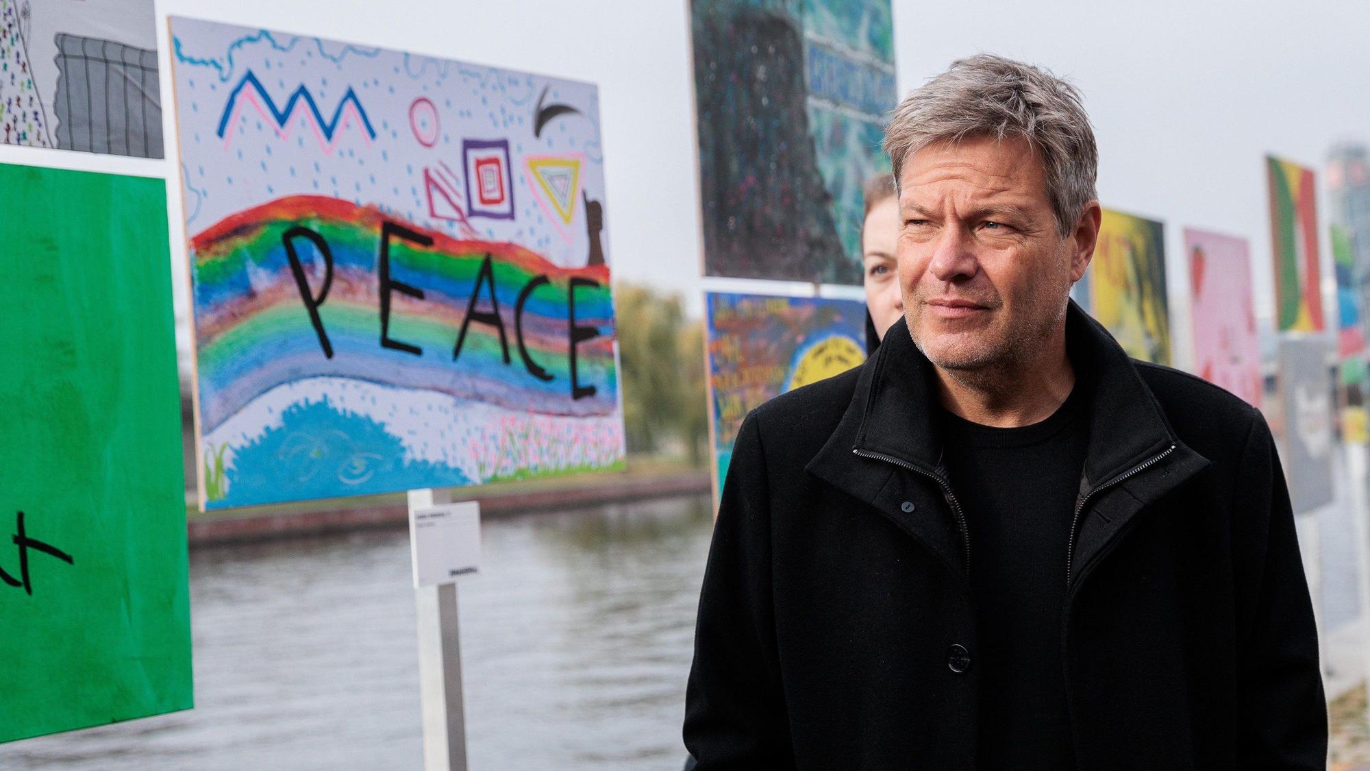 Robert Habeck (Die Grünen) geht bei einem Spaziergang an einer Installation zur Erinnerung an die friedliche Revolution und den Mauerfall entlang.