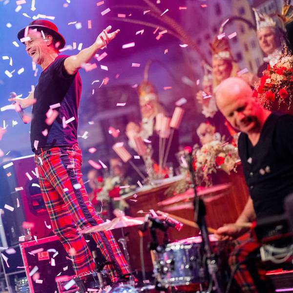 25.01.2023, Nordrhein-Westfalen, Köln: Peter Brings von der Band "Brings" steht bei der ersten "Alaaf & Helau-Sitzung" im Gürzenich auf der Bühne. Die beiden Städte Köln und Düsseldorf verbindet eine Hassliebe. Die Karnevalssitzung soll eine Brücke schlagen. Foto: Rolf Vennenbernd/dpa +++ dpa-Bildfunk +++