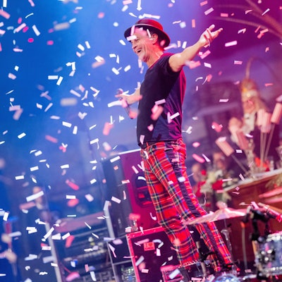 25.01.2023, Nordrhein-Westfalen, Köln: Peter Brings von der Band "Brings" steht bei der ersten "Alaaf & Helau-Sitzung" im Gürzenich auf der Bühne. Die beiden Städte Köln und Düsseldorf verbindet eine Hassliebe. Die Karnevalssitzung soll eine Brücke schlagen. Foto: Rolf Vennenbernd/dpa +++ dpa-Bildfunk +++