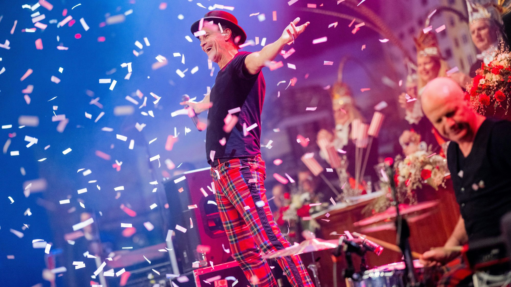 25.01.2023, Nordrhein-Westfalen, Köln: Peter Brings von der Band "Brings" steht bei der ersten "Alaaf & Helau-Sitzung" im Gürzenich auf der Bühne. Die beiden Städte Köln und Düsseldorf verbindet eine Hassliebe. Die Karnevalssitzung soll eine Brücke schlagen. Foto: Rolf Vennenbernd/dpa +++ dpa-Bildfunk +++