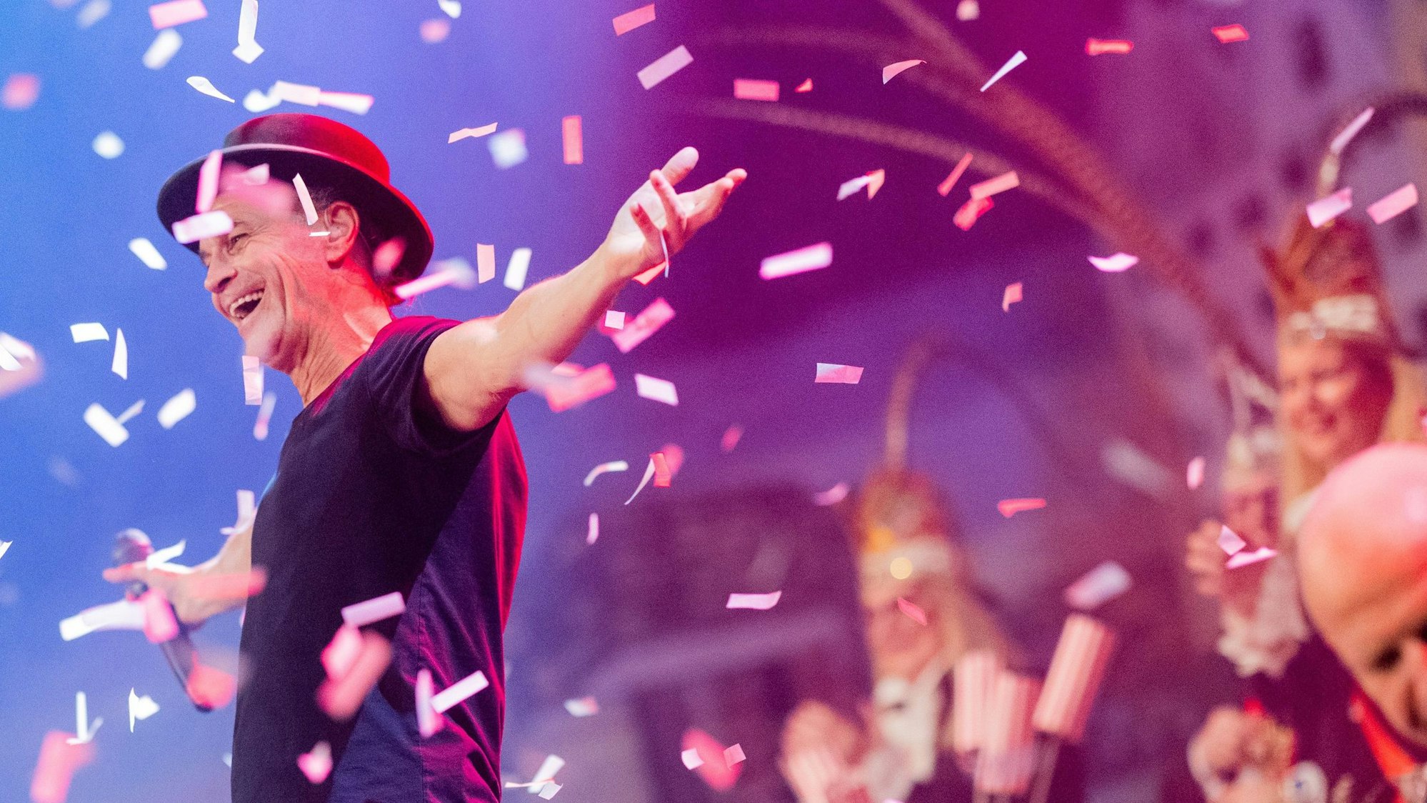 25.01.2023, Nordrhein-Westfalen, Köln: Peter Brings von der Band "Brings" steht bei der ersten "Alaaf & Helau-Sitzung" im Gürzenich auf der Bühne. Die beiden Städte Köln und Düsseldorf verbindet eine Hassliebe. Die Karnevalssitzung soll eine Brücke schlagen. Foto: Rolf Vennenbernd/dpa +++ dpa-Bildfunk +++