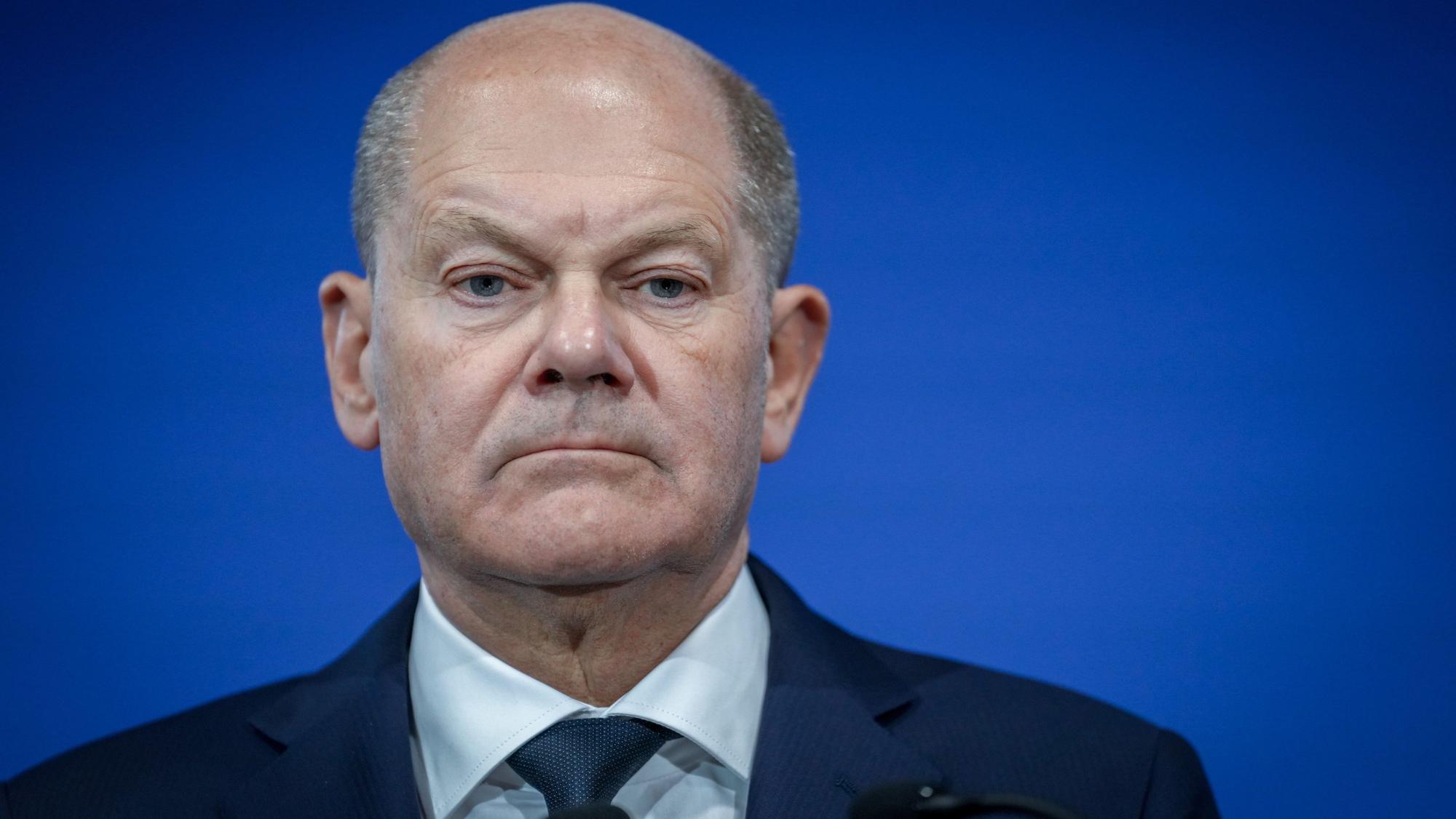 Olaf Scholz will erst am 15. Januar die Vertrauensfrage stellen. Neuwahlen gäbe es dann im März – der Opposition geht das nicht schnell genug. (Archivbild)