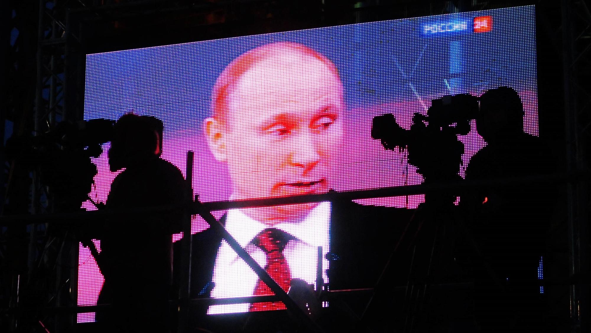 Ein Bildschirm zeigt Kremlchef Wladimir Putin im Staats-TV. In den Moskauer Talkshows ist die Rückkehr von Donald Trump ins Weiße Haus in dieser Woche das Top-Thema. (Archivbild)