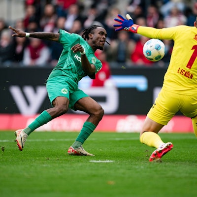 Kölns Torhüter Marvin Schwäbe (r) pariert einen Schuss von Greuther Fürths Noel Futkeu.