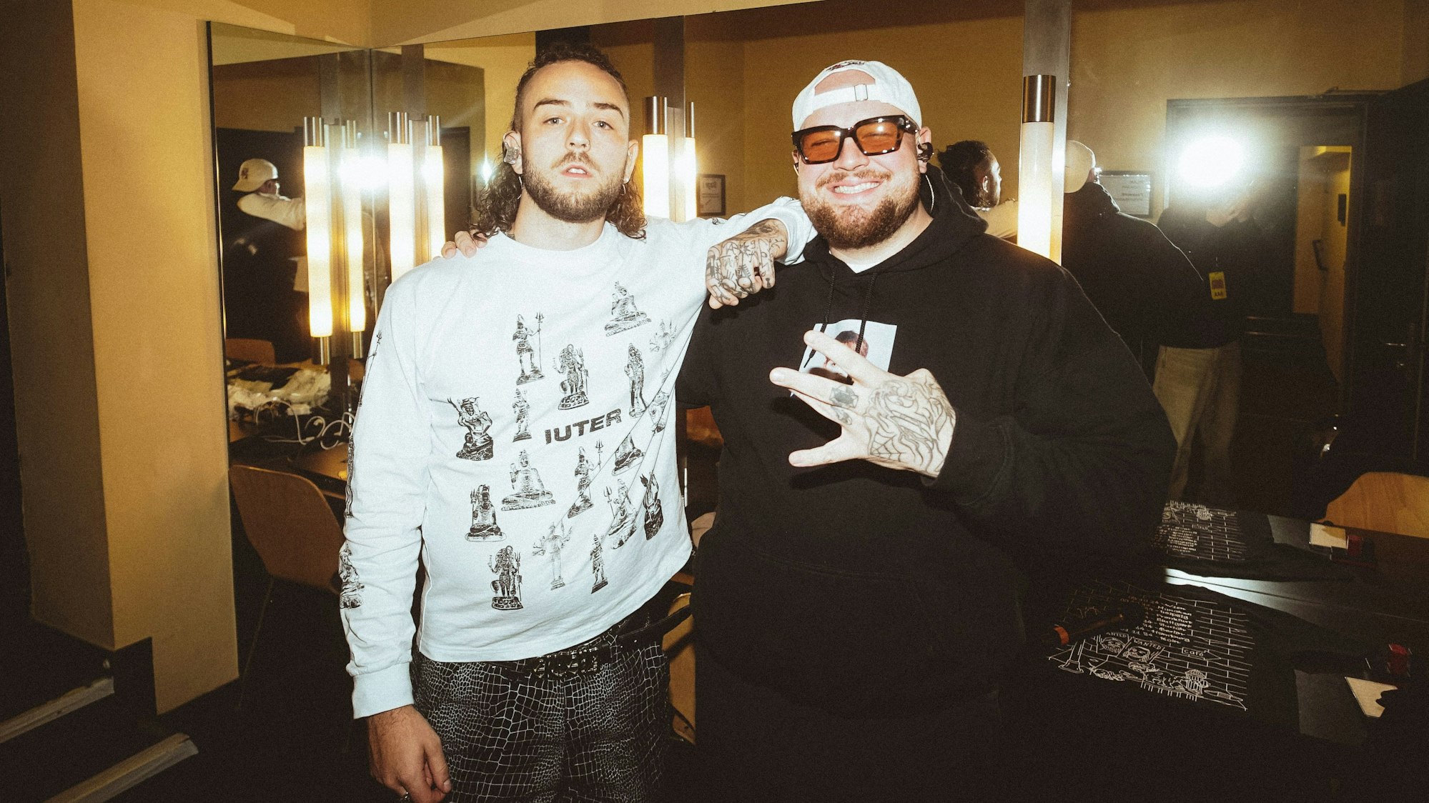 Das Bild zeigt die Rapper Lugatti & 9ine im Backstage eines Clubs. Foto: Jan Sour