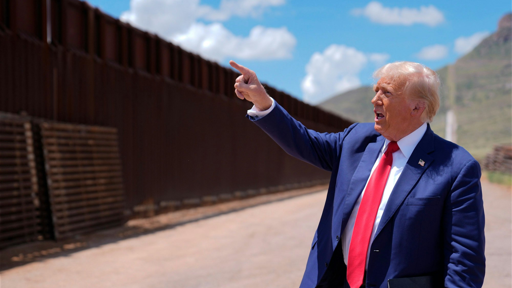 ARCHIV - 22.08.2024, USA, Sierra Vista: Der republikanische Präsidentschaftskandidat und frühere US-Präsident Donald Trump spricht an der südlichen Grenze zu Mexiko. (zu dpa: «Diktator «nur am ersten Tag»: Was Trump sofort umsetzen will») Foto: Evan Vucci/AP/dpa +++ dpa-Bildfunk +++