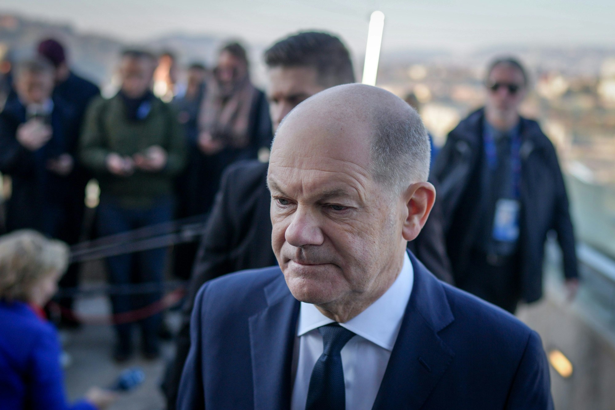 08.11.2024, Ungarn, Budapest: Bundeskanzler Olaf Scholz (SPD) verlässt das Pressestatement zu Beginn des Informellen Treffens des Europäischen Rates in der ungarischen Hauptstadt. Thema bei der Tagung der Staats- und Regierungschefs werden u.a. Vorschläge zur Steigerung der Wettbewerbsfähigkeit der Wirtschaft in der EU sowie die transatlantischen Beziehungen nach der US-Präsidentschaftswahl sein. Foto: Kay Nietfeld/dpa +++ dpa-Bildfunk +++