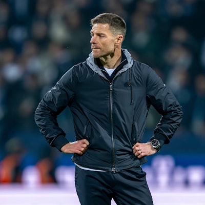 Leverkusens Trainer Xabi Alonso ist enttäuscht nach dem Schlusspfiff.