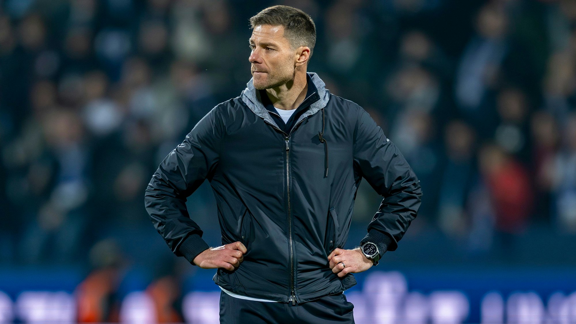 Leverkusens Trainer Xabi Alonso hat mit seiner Mannschaft in diesem Jahr noch schwierige Aufgaben zu lösen. Eine Verletzung von Top-Stürmer Victor Boniface wäre in dieser Phase extrem bitter für die Werkself.