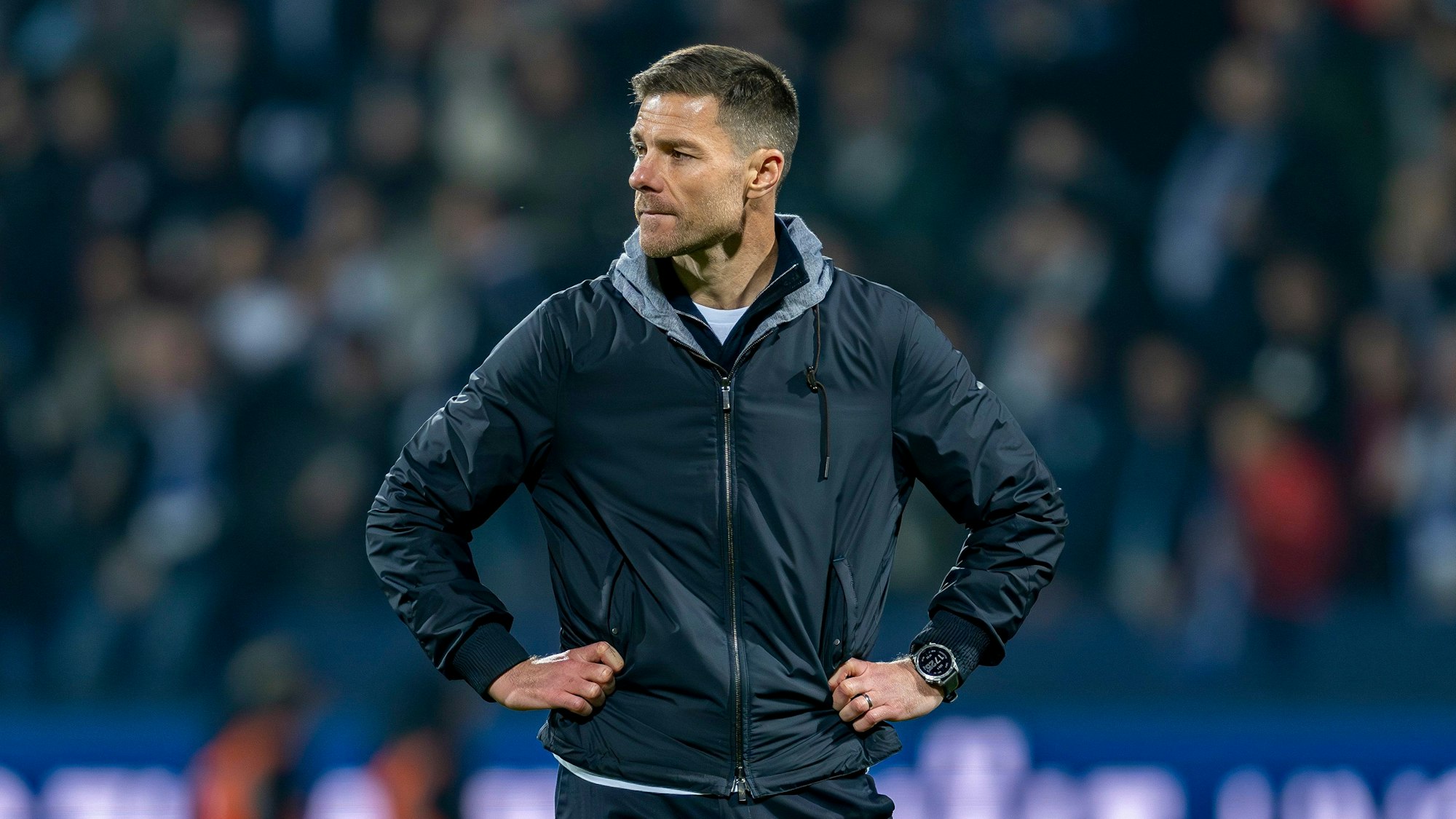 Leverkusens Trainer Xabi Alonso ist enttäuscht nach dem Schlusspfiff.