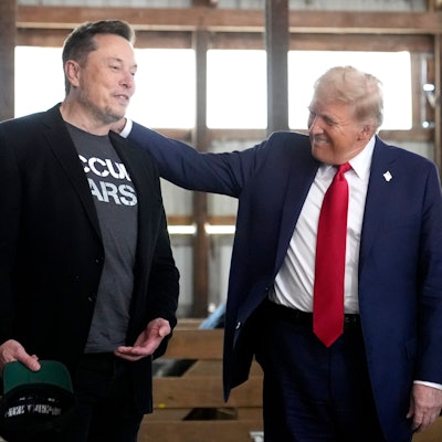 Elon Musk und Donald Trump bei einer Wahlkampfveranstaltung.