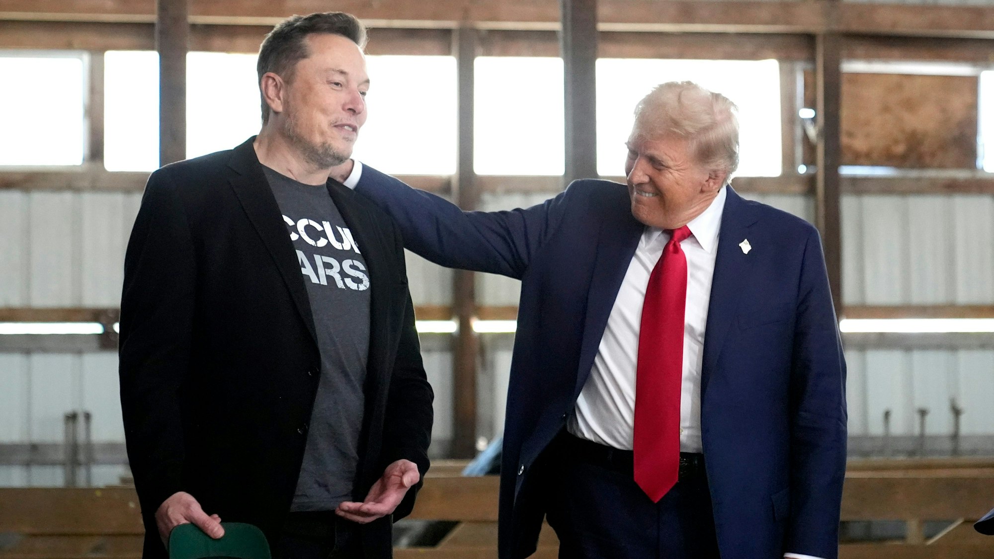 Elon Musk und Donald Trump bei einer Wahlkampfveranstaltung.