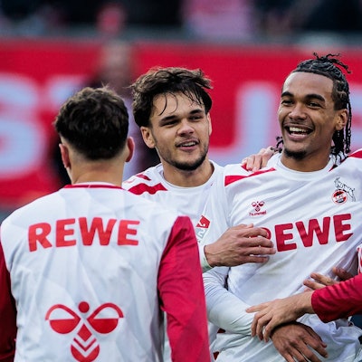 Damion Downs (M.) feiert nach dem Spiel gegen Fürth mit seinen Kollegen Tim Lemperle (r.) und Max Finkgräfe.