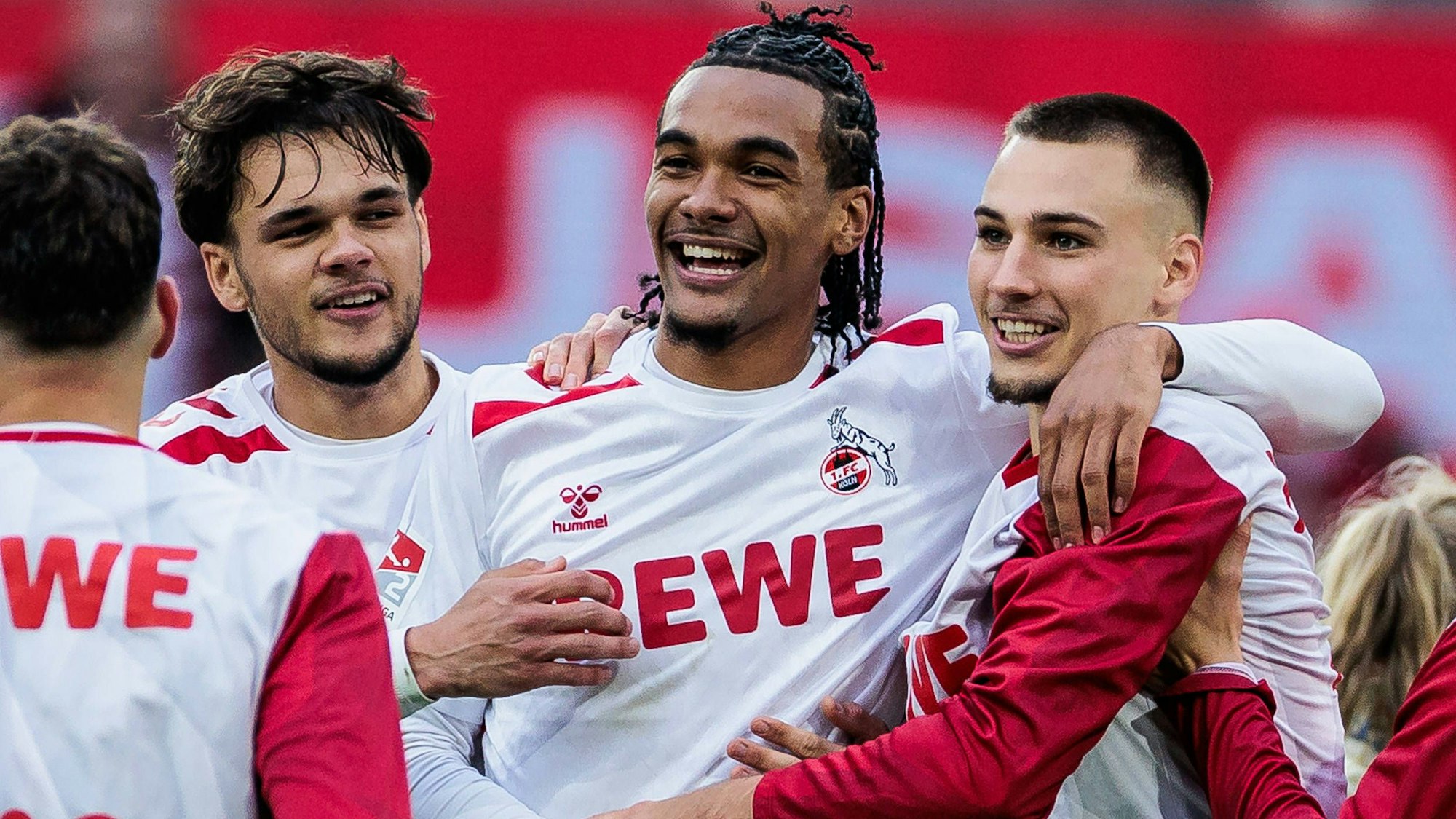 Damion Downs (M.) feiert nach dem Spiel gegen Fürth mit seinen Kollegen Tim Lemperle (r.) und Max Finkgräfe.