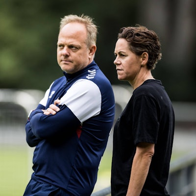 FC-Trainer Daniel Weber (l.) und Abteilungsleiterin Nicole Bender-Rummler