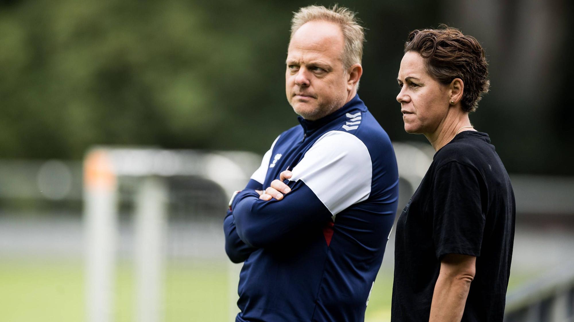 Daniel Weber und Nicole Bender-Rummler stehen beim Training der FC-Frauen am Seitenrand. Für Weber ist beim FC nach zuletzt desolaten Auftritten seiner Mannschaft Schluss.