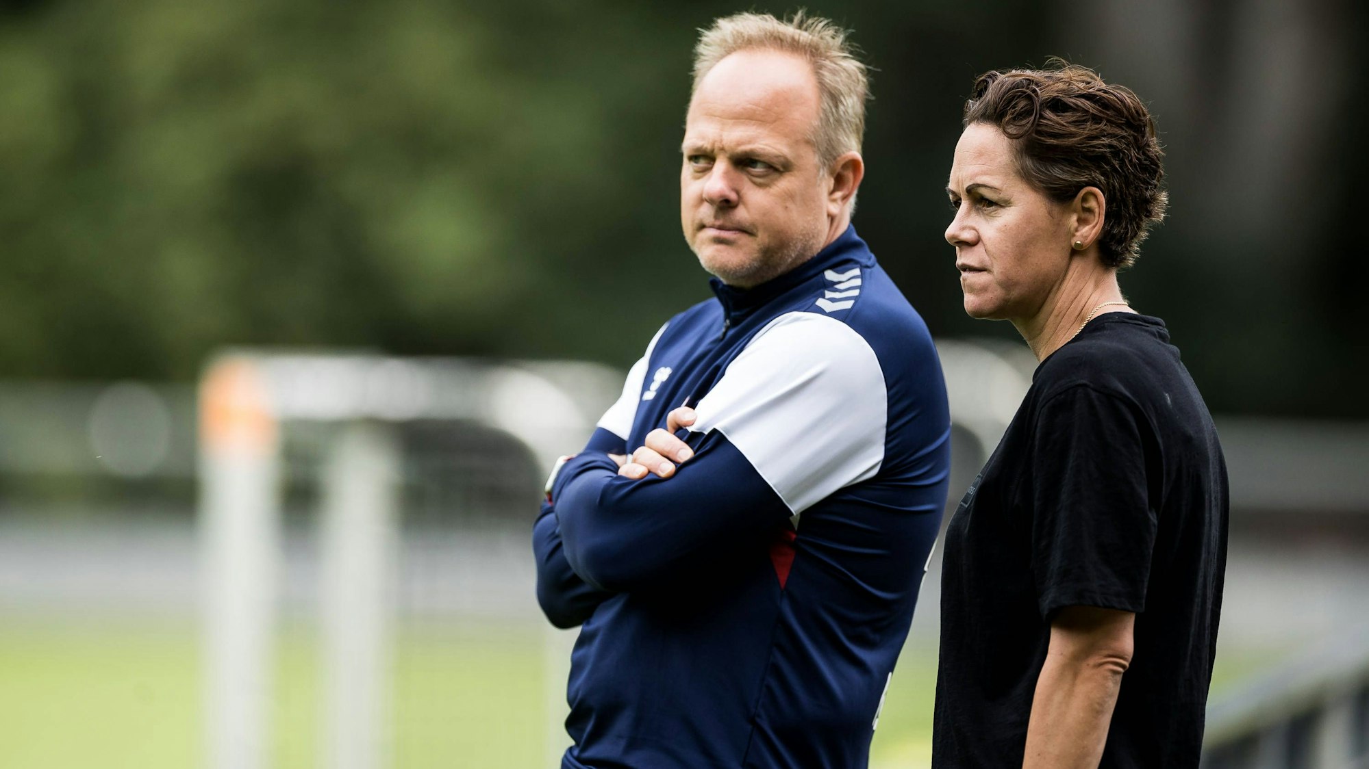 Daniel Weber und Nicole Bender-Rummler stehen beim Training der FC-Frauen am Seitenrand. Für Weber ist beim FC nach zuletzt desolaten Auftritten seiner Mannschaft Schluss.