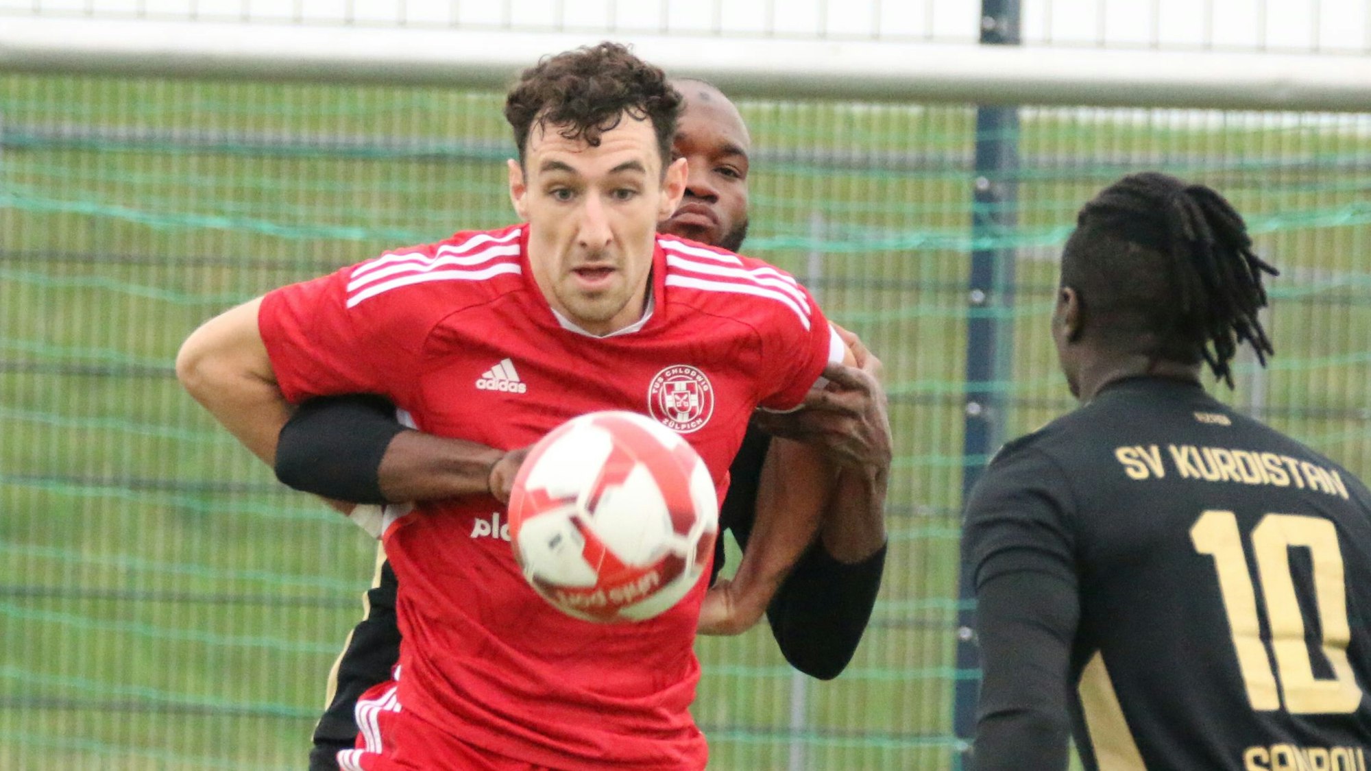 Zülpichs Luca Ohrem wird von einem Gegenspieler umklammert. Ohrem blickt auf den Ball.