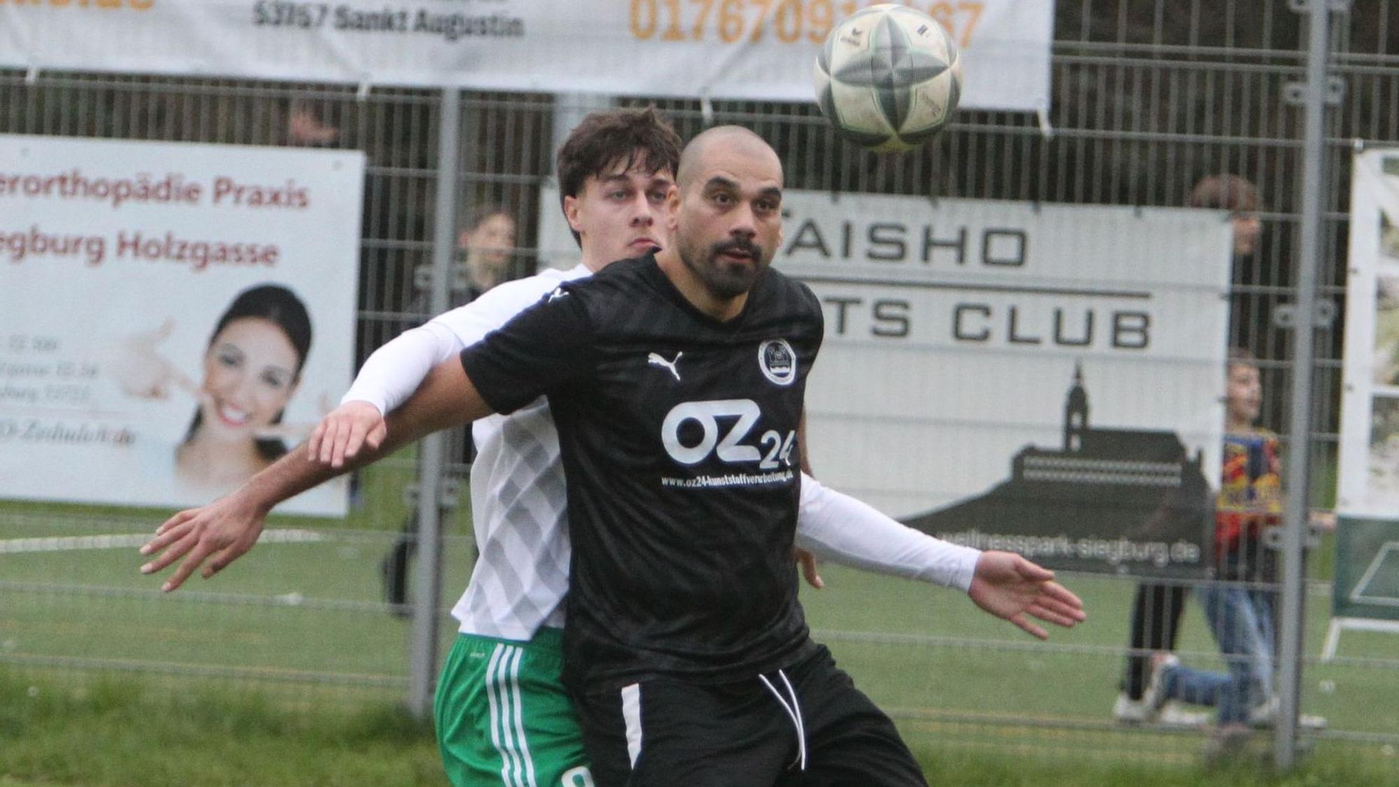 Buisdorfs Bastian Balensiefer (hinten) im Duell mit dem Niederkasseler Taner Yalcin.