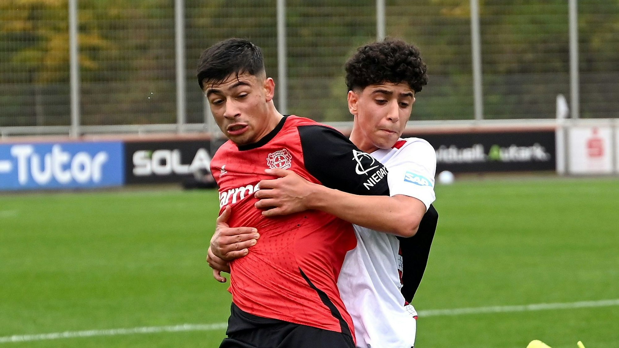 02.11.2024, Fussball-B-Junioren-Bayer 04-1.FC Köln
links: Berkan Ermec (Bayer)
rechts: Yazan Obayda (Köln)
Foto: Uli Herhaus