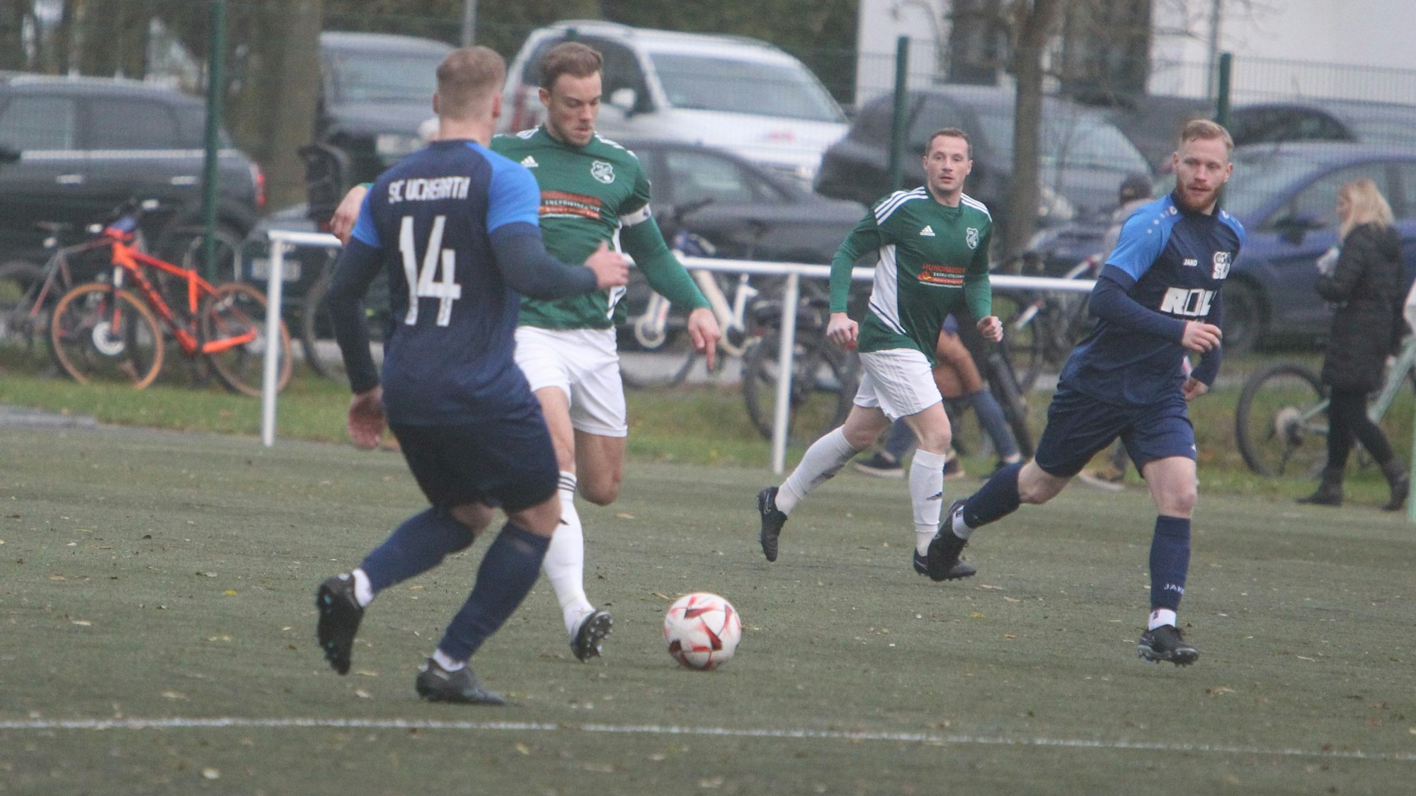 Leuscheids Kapitän Fabian Ehrenstein (am Ball) führt die Torjägerliste an.