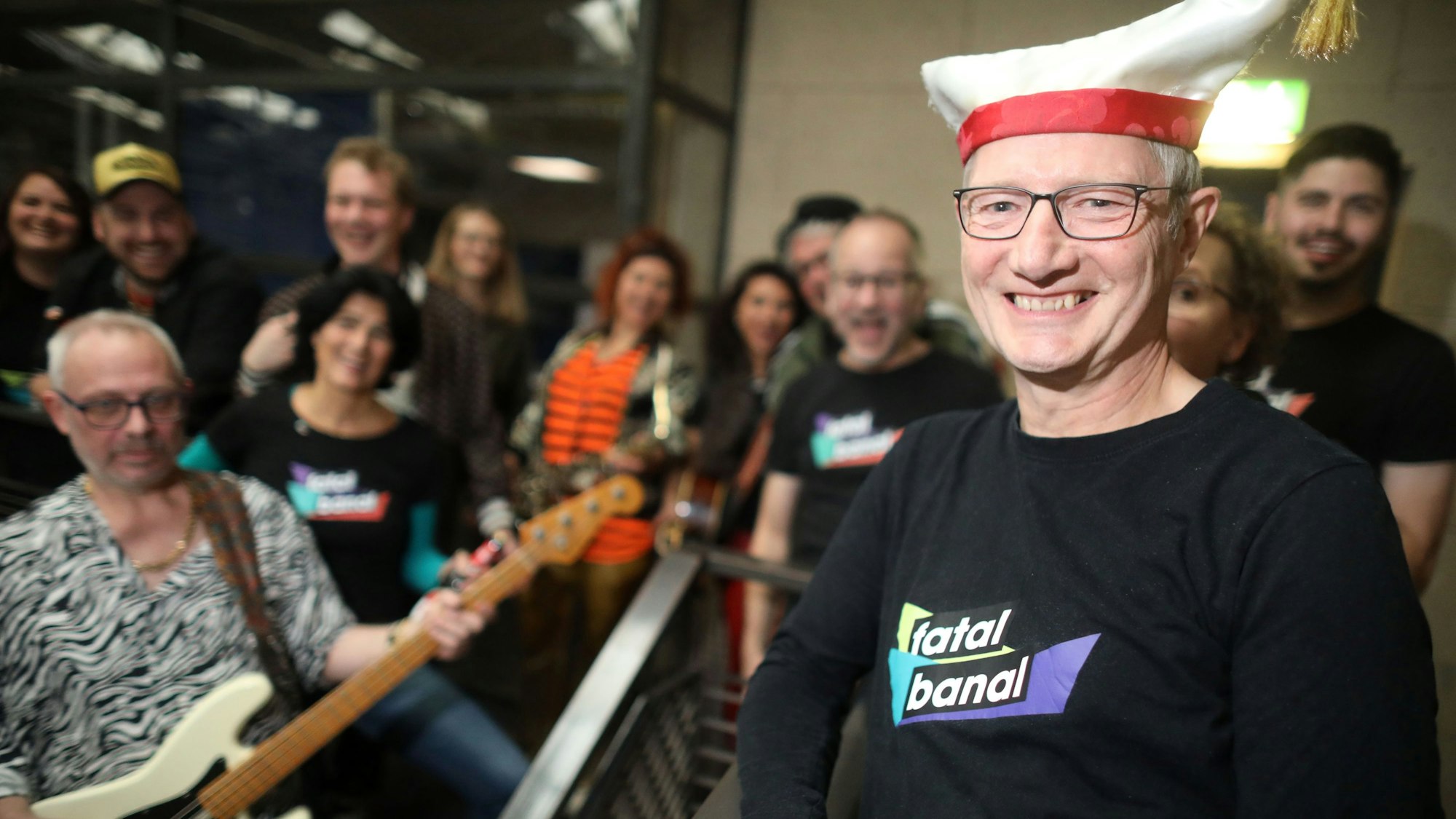 Das Team von „Fatal Banal“ stellt die Themen der kommenden Session vor.