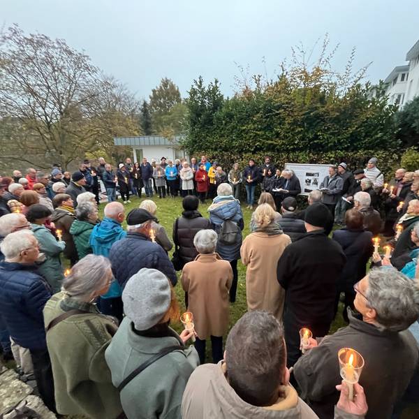 Feierstunde zum Gang des Gedenkens von der Kirche St. Michael in Hennef-Geistingen zur ehemaligen Synagoge an der Bergstraße.