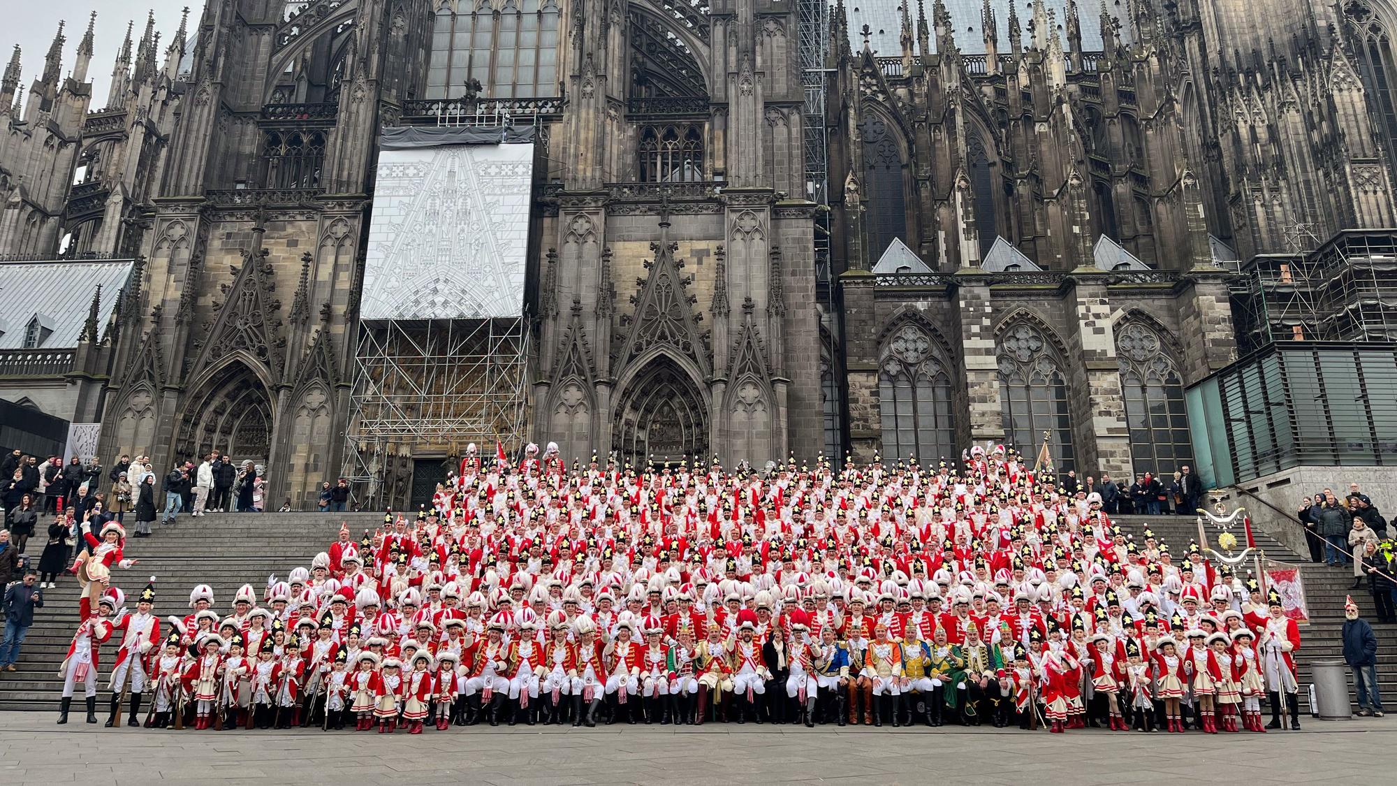 Die Roten Funken verabschieden sich mit einem großen Zapfenstreich vor dem Dom von ihrem scheidenden Präsidenten Heinz-Günther Hunold. Mit dabei auch die Oberbürgermsiterin Henriette Reker und die Präsidenten der acht anderen Traditionskorps.
