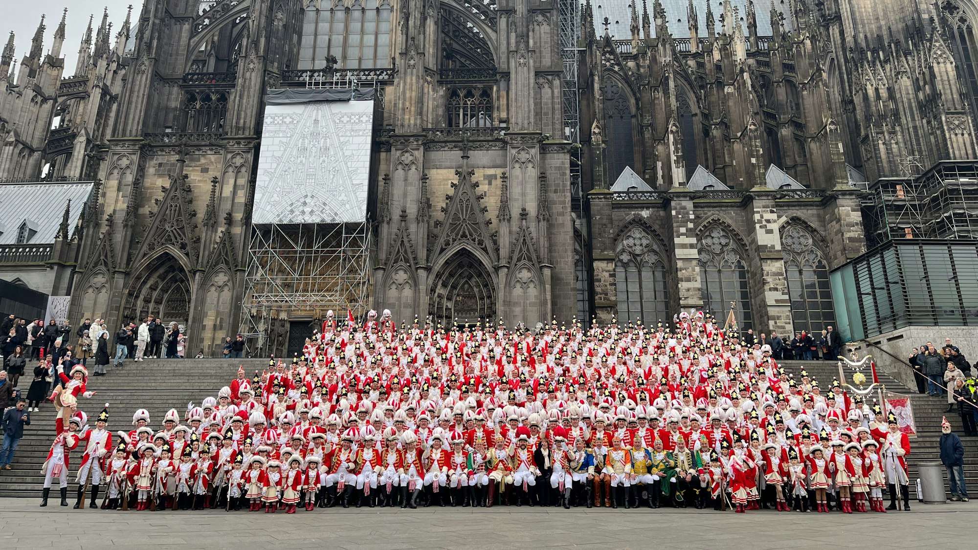 Die Roten Funken verabschieden sich mit einem großen Zapfenstreich vor dem Dom von ihrem scheidenden Präsidenten Heinz-Günther Hunold. Mit dabei auch die Oberbürgermsiterin Henriette Reker und die Präsidenten der acht anderen Traditionskorps.