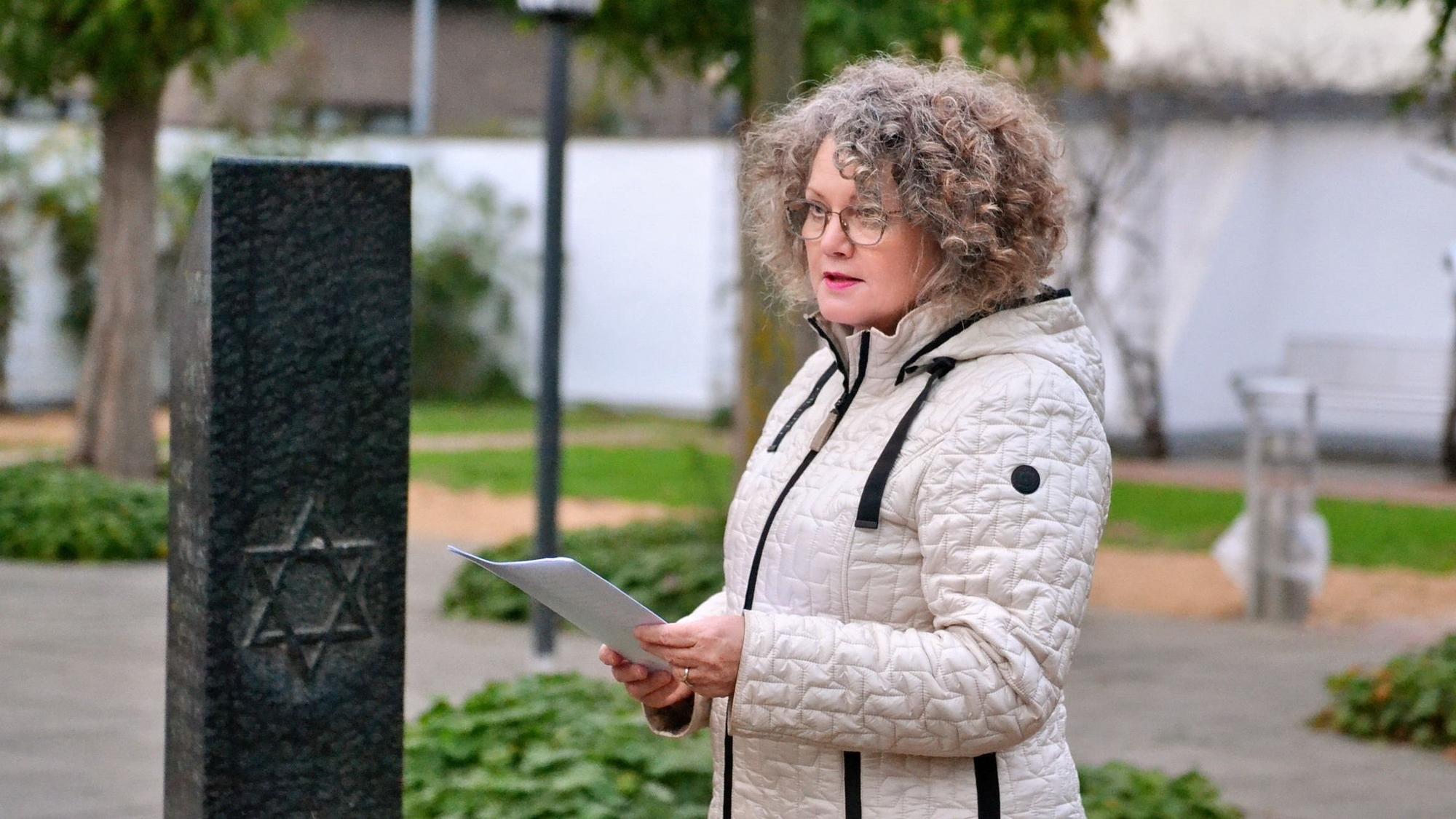 Die Bürgermeisterin steht vor dem Mahnmal, das an die ermordeten Weilerswister Juden erinnert.