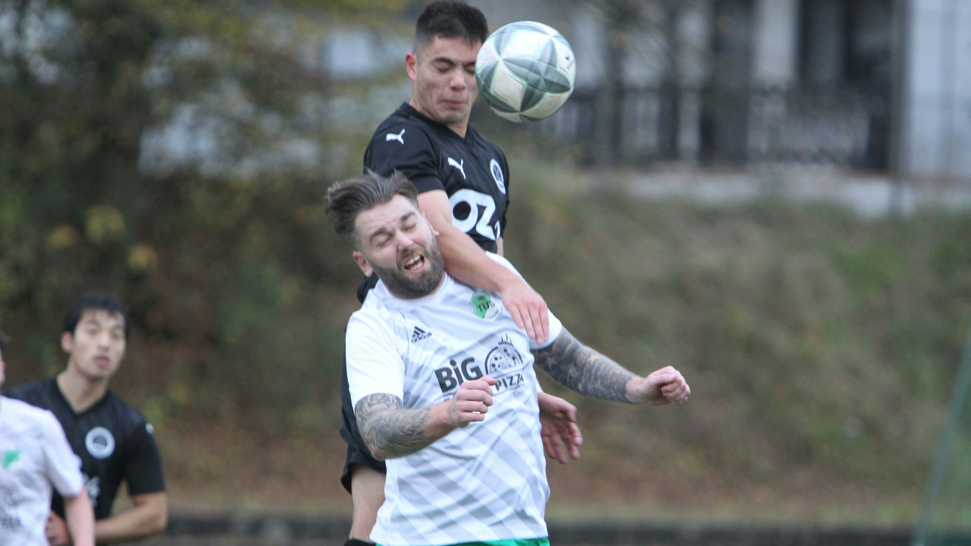 Niederkassels Kevin Schulten (hinten) erwischt hier den Buisdorfer Sven Brand.