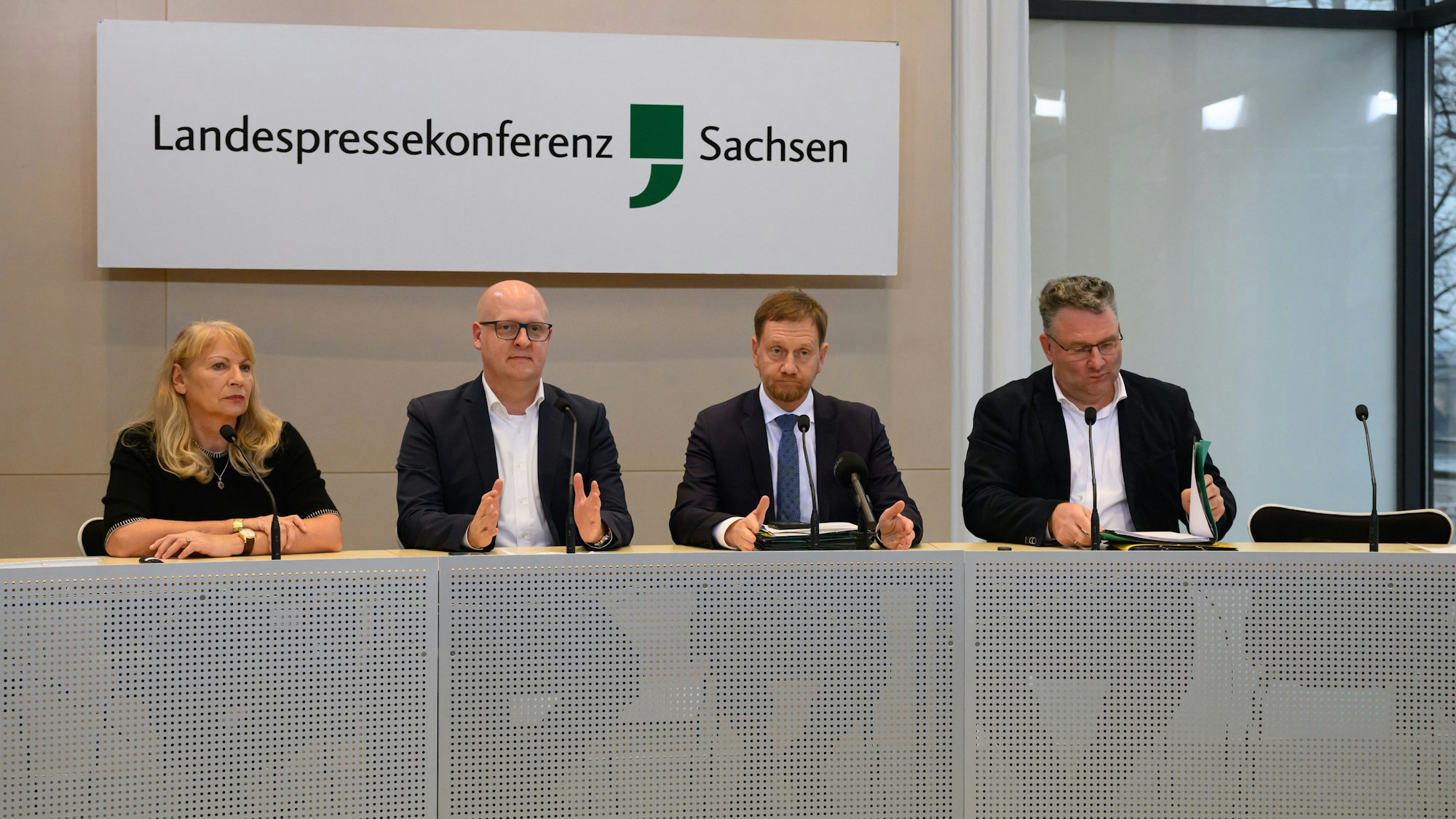 06.11.2024, Sachsen, Dresden: Petra Köpping (SPD, l-r), Sozialministerin von Sachsen, Henning Homann, Co-Vorsitzender der SPD in Sachsen, Michael Kretschmer (CDU), Ministerpräsident von Sachsen, und Christian Hartmann (CDU), Fraktionsvorsitzender im Sächsischen Landtag, sitzen während einer Pressekonferenz im Sächsischen Landtag auf dem Podium.