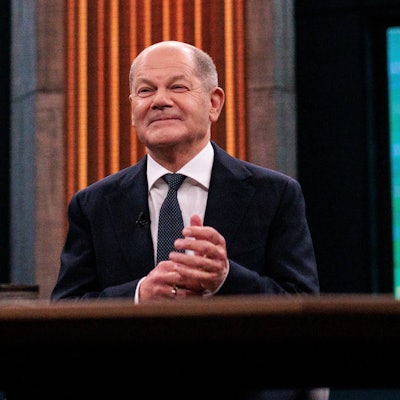 Bundeskanzler Olaf Scholz (SPD) sitzt vor Beginn des Liveinterviews im Fernsehstudio der ARD-Sendung «Caren Miosga».