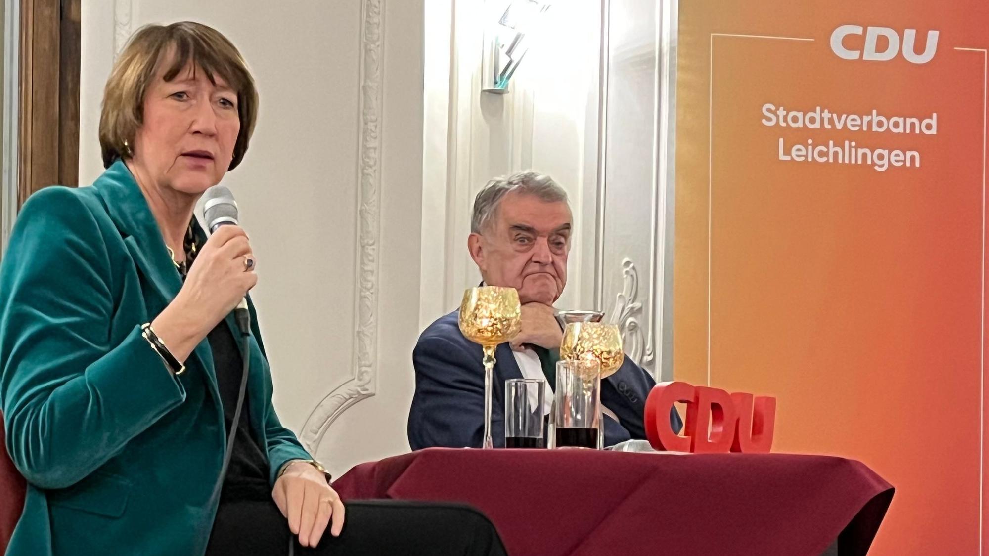 Die Präsidentin des Verbands der Automobilindustrie, Hildegard Müller, sitzt mit Herbert Reul an einem Tisch.