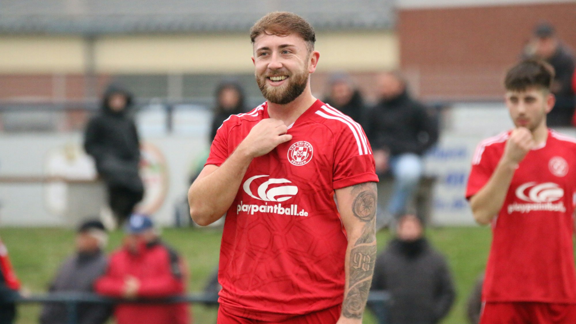 Nico Berekoven strahlt. Mit einer Hand greift er sich an den Kragen.