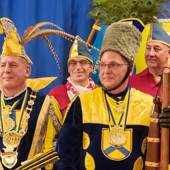 Das Rheindorfer Dreigestirn 2024/25: Jungfrau Loralai, Prinz Micki und Bauer Totti