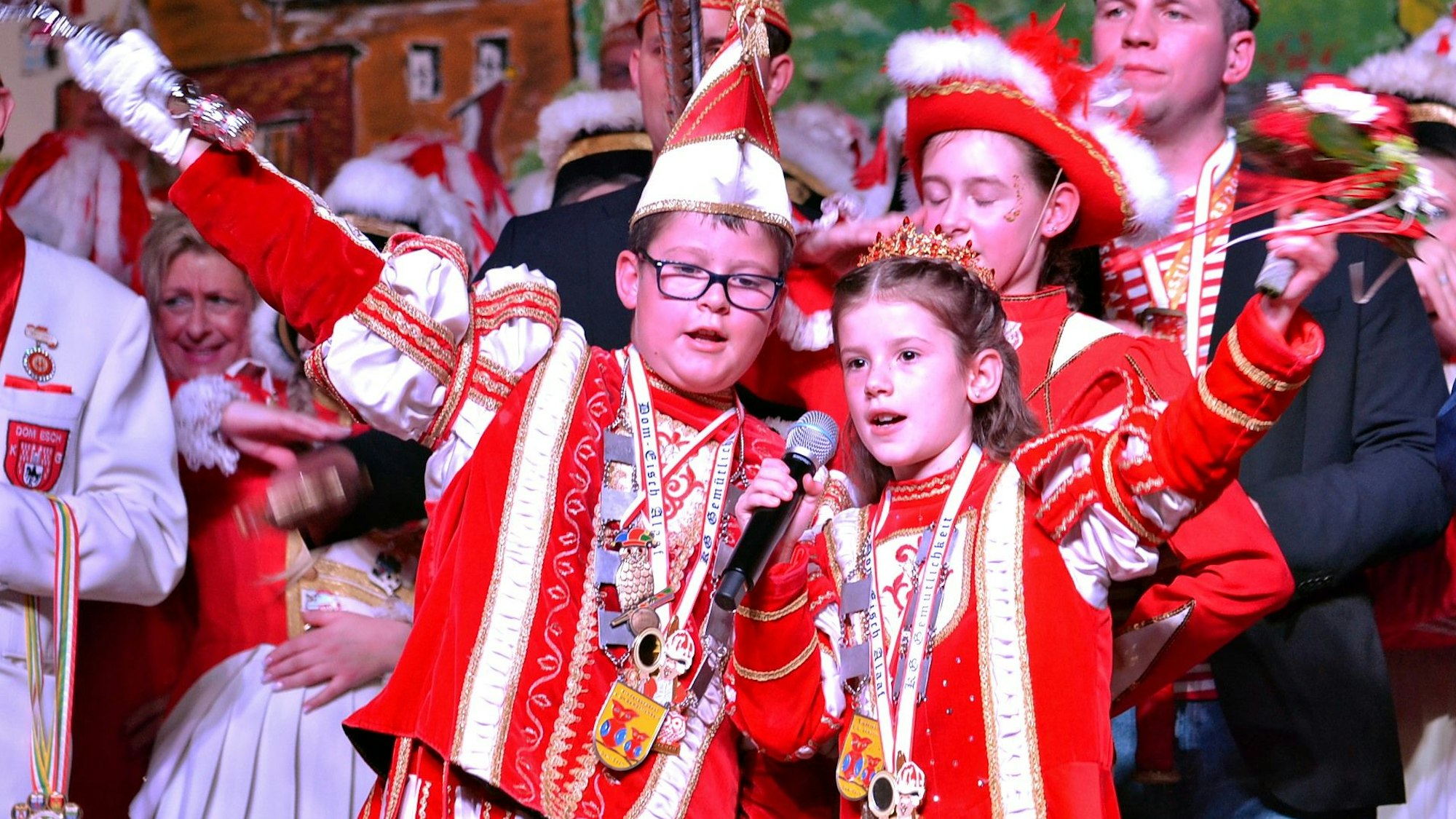Ein Kinderprinzenpaar steht winkend auf der Bühne.