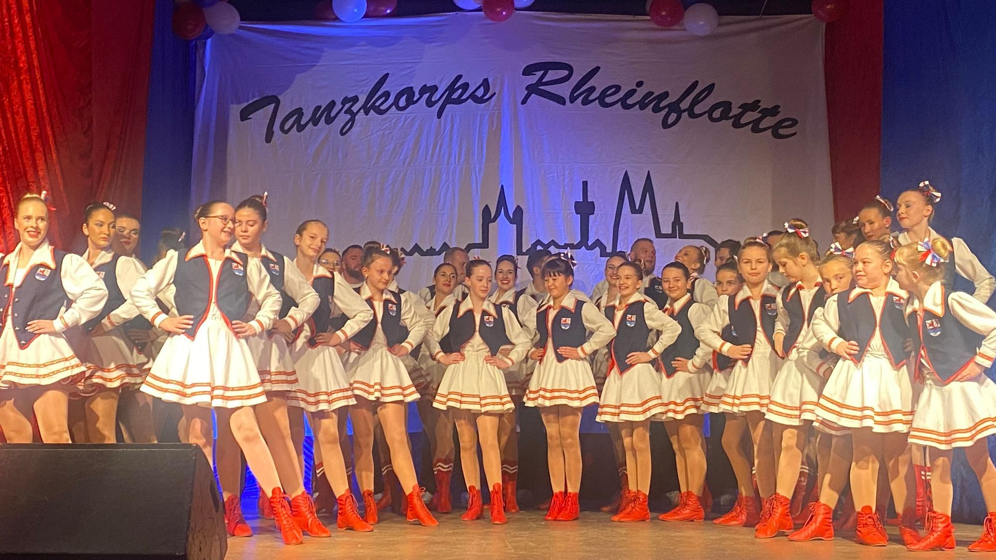 Das Tanzkorps Rheinflotte auf der Bühne in Hitdorf