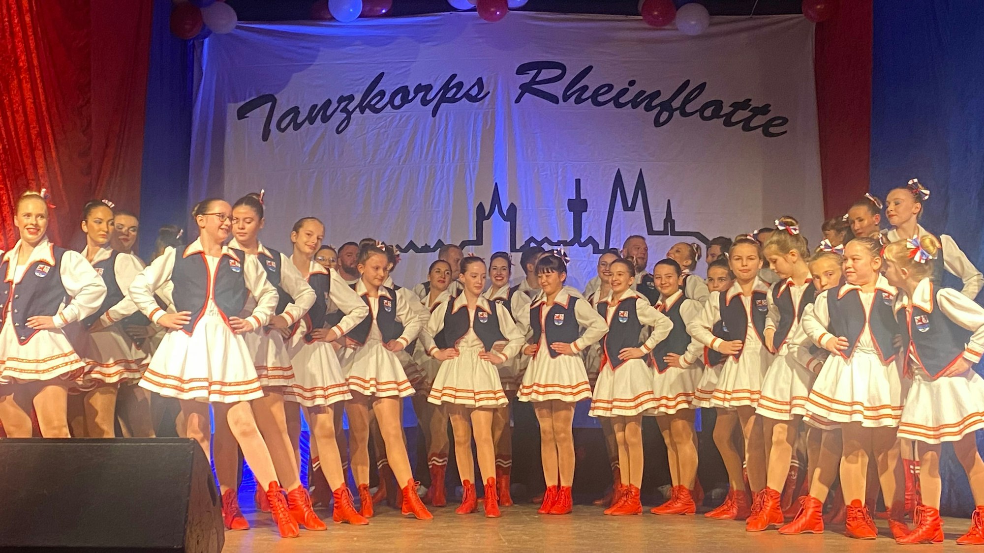 Das Tanzkorps Rheinflotte auf der Bühne in Hitdorf