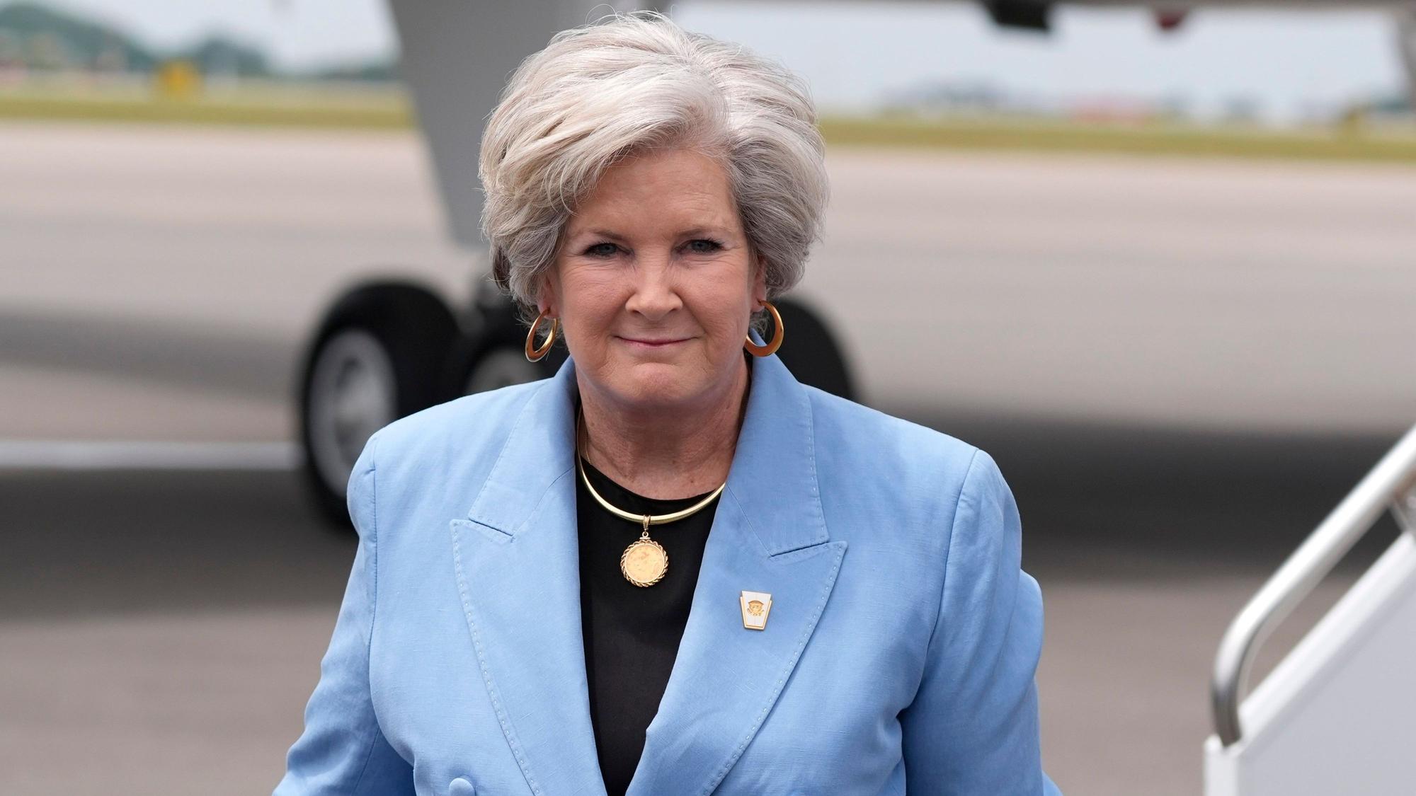ARCHIV - 27.07.2024, USA, Nashville: Trumps Co-Wahlkampfmanagerin Susie Wiles ist am Nashville International Airport zu sehen, als der republikanische Präsidentschaftskandidat und ehemalige US-Präsident Donald Trump in Nashville ankommt.