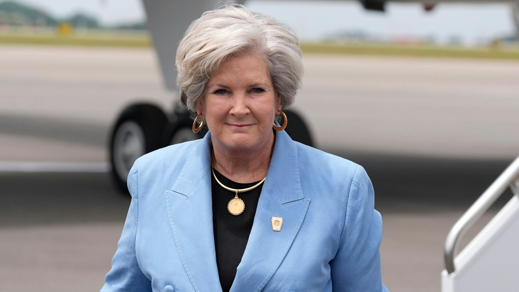 ARCHIV - 27.07.2024, USA, Nashville: Trumps Co-Wahlkampfmanagerin Susie Wiles ist am Nashville International Airport zu sehen, als der republikanische Präsidentschaftskandidat und ehemalige US-Präsident Donald Trump in Nashville ankommt.