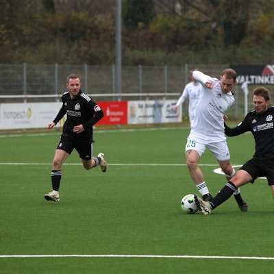 Ein Nierfelder Spieler grätscht einem Gegenspieler den Ball weg.