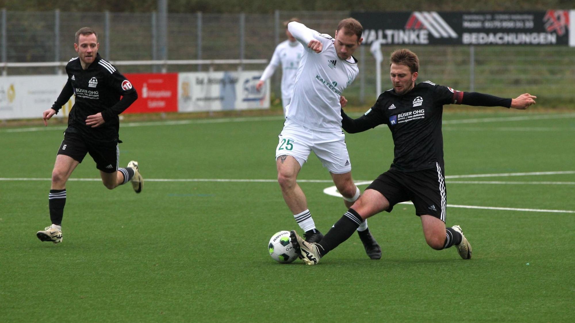 Ein Nierfelder Spieler grätscht einem Gegenspieler den Ball weg.