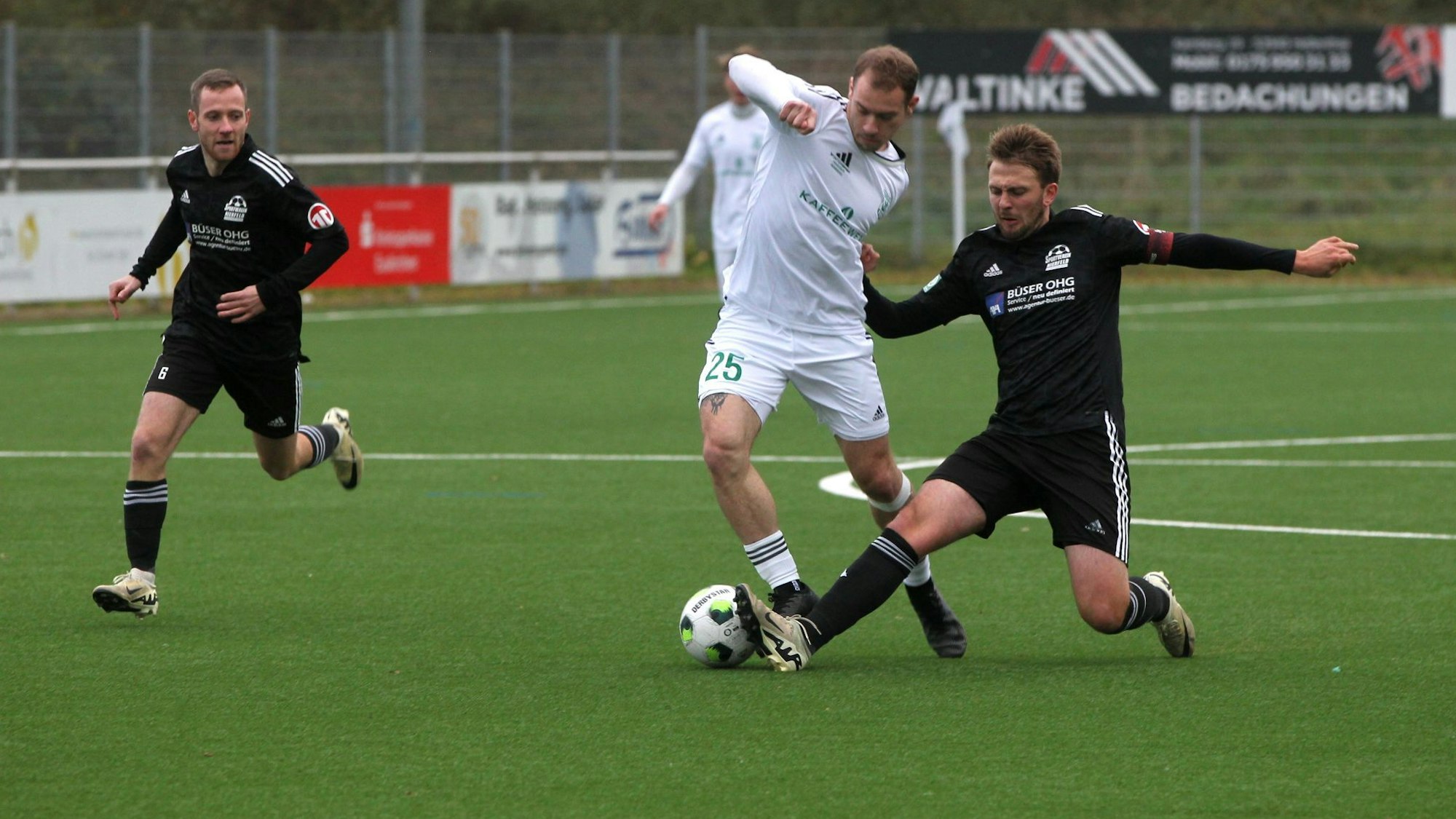 Ein Nierfelder Spieler grätscht einem Gegenspieler den Ball weg.