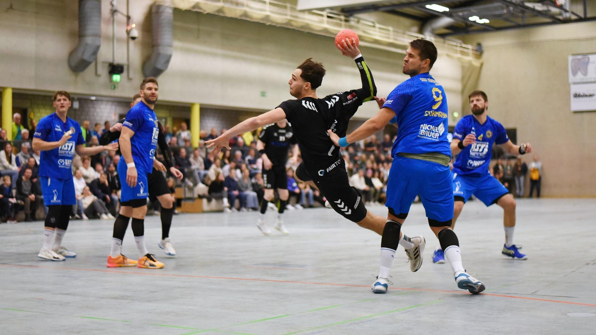 Handballer der HBD Löwen Oberberg setzt unbedrängt zum Torwurf an.