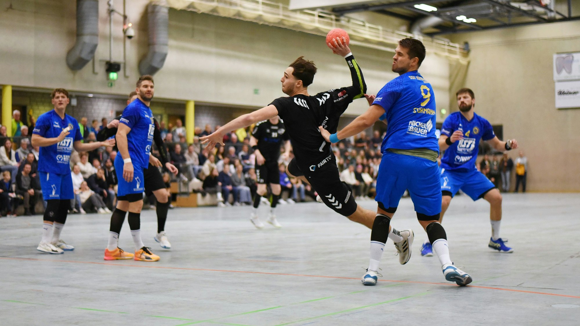 Handballer der HBD Löwen Oberberg setzt unbedrängt zum Torwurf an.